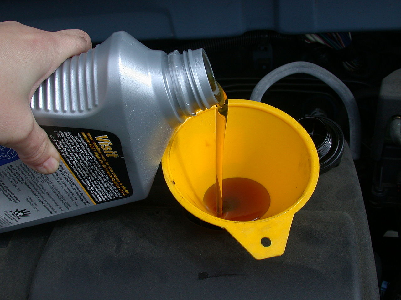 Recycle : 3 litres of used oil can be recycled to give one new litre of oil. © wikimedia commons / Dvortygirl