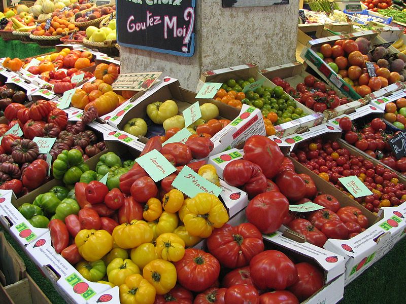 Buy locally. Less transport is needed to produce fresher and better food for your health and for the Ocean ! © Wikimedia Commons Popolon