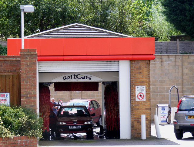 Lavez votre voiture dans une station de lavage et non chez vous. Elles sont équipées de bacs qui permettent le traitement des hydrocarbures, graisses et autres solvants, alors que votre jardin ne l'est pas. © Wikimedia Commons David Sands